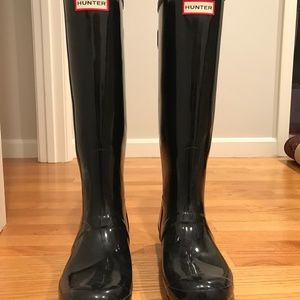 Hunter tall black gloss rain boots  size 9  US
